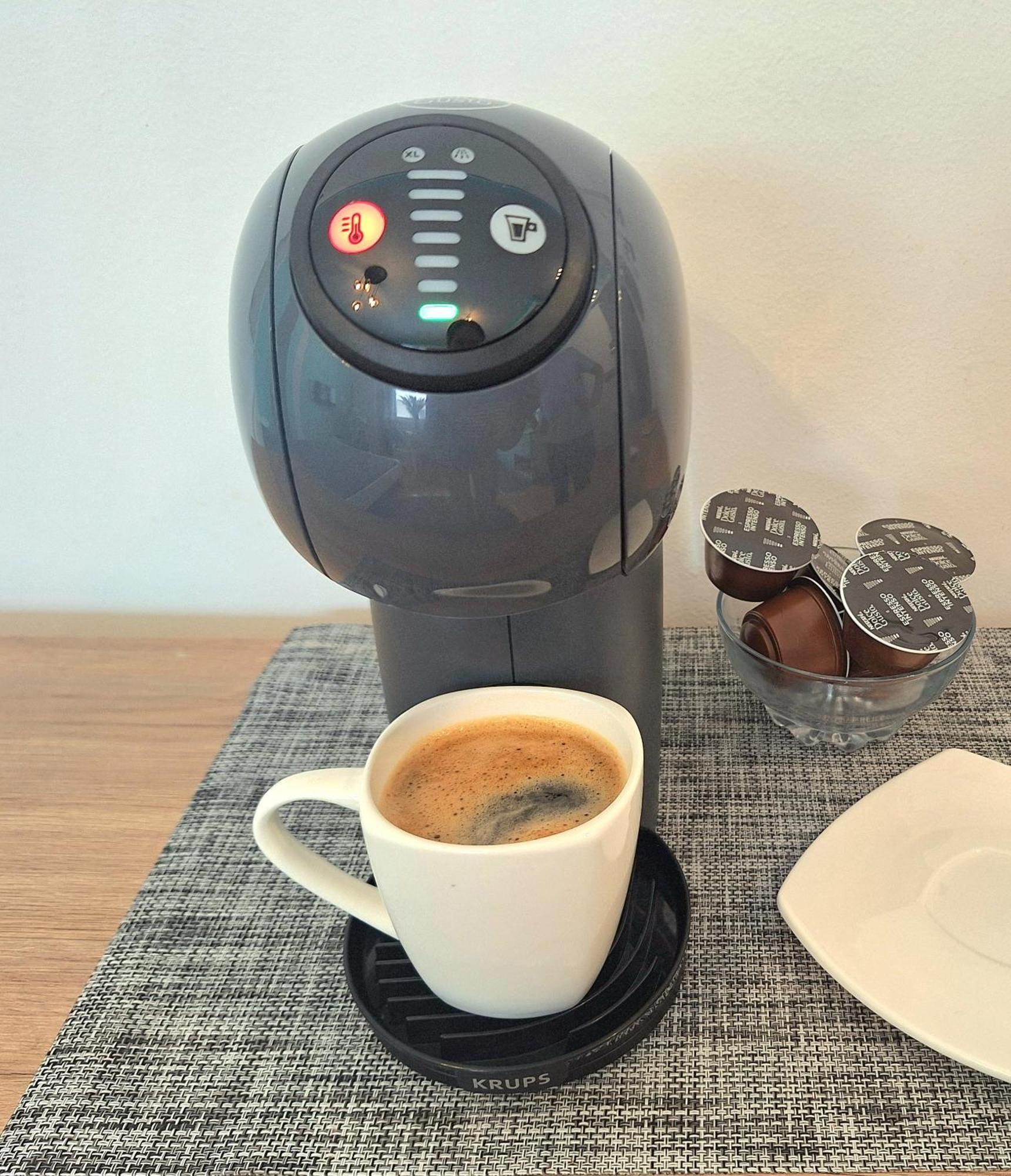 Spacious Coffee Machine With Free Dolce Gusto Coffee